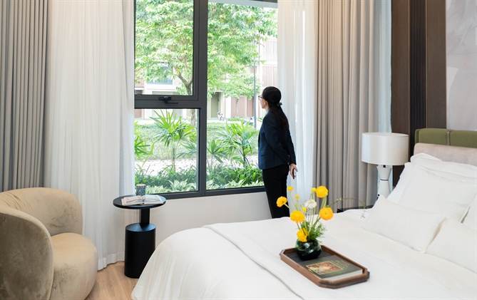 Phòng ngủ với gam màu ấm áp và vật liệu chuẩn quốc tế, tạo nên không gian nghỉ ngơi yên tĩnh, tái tạo sức sống mỗi ngày