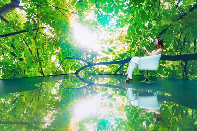 Sức nóng Nam Long Journey 2025 vượt kỳ vọng: Khẳng định sức hút của mô hình đô thị tích hợp Trái ngược với không khí sôi động tại Nam Long Journey, khu vực booth Elyse Island lại mang đến một không gian nhẹ nhàng, tối giản với âm nhạc du dương và màn hình LED mãn nhãn