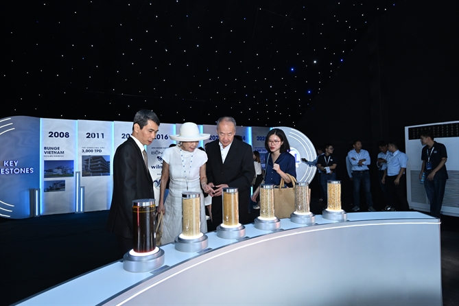 VAL khánh thành dây chuyền ép dầu đậu nành thứ 2 18. Quan khách được giới thiệu về những cột mốc quan trọng trong hành trình hình thành và phát triển của VAL và các sản phẩm đầu ra tiêu biểu mà VAL cung cấp cho khách hàng