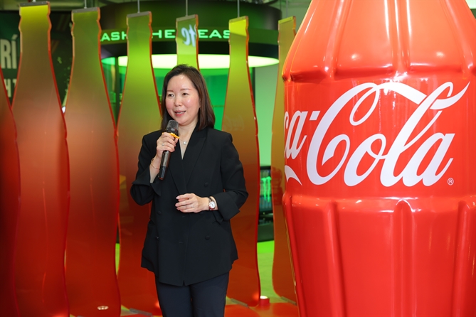 Coca-Cola Việt Nam xác lập kỷ lục Việt Nam với tác phẩm nghệ thuật làm từ bao bì nhựa tái chế lớn nhất Bà Milly Cheng - Tổng Giám đốc Coca-Cola Việt Nam phát biểu