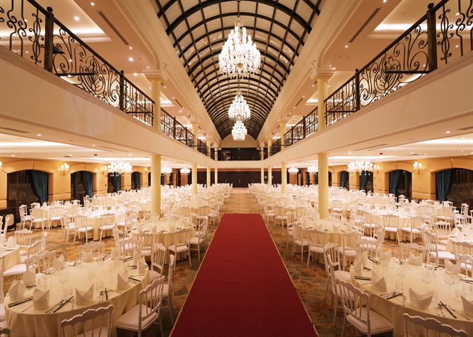 Sảnh tiệc REVER Hall với concept lấy cảm hứng từ Bưu điện TP.HCM.