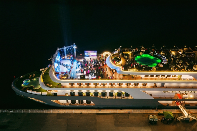 Không gian REVER Lounge & Sundeck ngoài trời. Ảnh: KiengCan Studio.