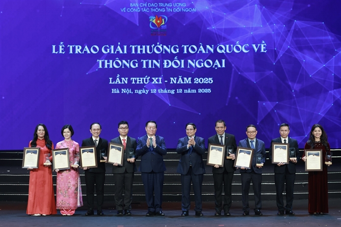 Lễ trao Giải thưởng toàn quốc về Thông tin đối ngoại lần thứ XI - năm 2025 Thủ tướng Phạm Minh Chính và Trưởng Ban chỉ đạo Công tác thông tin đối ngoại, Chủ nhiệm Tổng cục Chính trị Quân đội nhân dân Việt Nam Nguyễn Trọng Nghĩa cùng các tác giả đạt giải Nhất