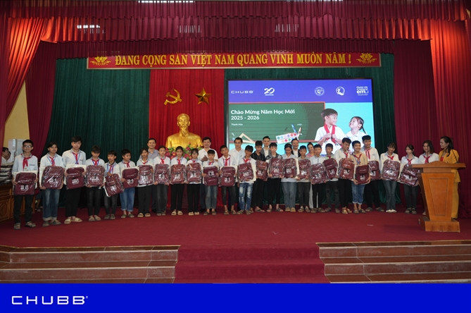 Cam kết “Vì một thế giới tốt đẹp hơn” của Chubb Life Việt Nam được ghi nhận tại AmCham CSR 2025 Chubb Life Việt Nam trao tận tay những phần quà học tập đến các em học sinh, tiếp thêm động lực giúp các em vững bước đến trường.