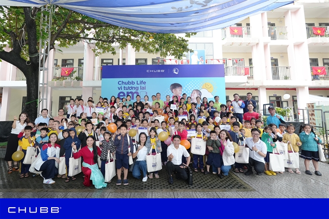 Cam kết “Vì một thế giới tốt đẹp hơn” của Chubb Life Việt Nam được ghi nhận tại AmCham CSR 2025 Đằng sau mỗi phần quà là mong muốn giúp các em nhỏ có thêm cơ hội học tập, rèn luyện kỹ năng và nuôi dưỡng ước mơ. Chubb Life Việt Nam tin rằng sự chuẩn bị đúng đắn hôm nay sẽ mở ra những cánh cửa tốt đẹp cho ngày mai.