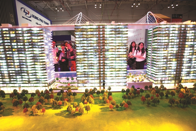 Proptech giữa gọng kìm Facebook, Tiktok Nhiều TikToker bất động sản cho biết họ “chốt deal” cả chục căn nhà mỗi tháng. Ảnh: TL.