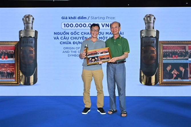 Nguyên Chủ tịch UBND TP.HCM Võ Viết Thanh chúc mừng người đấu giá thành công.