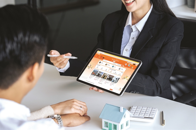 Proptech giữa gọng kìm Facebook, Tiktok Tại thị trường hơn 1 tỉ dân, các nền tảng video ngắn như Douyin (TikTok) và Kuaishou đã thâm nhập sâu vào bất động sản từ năm 2022. Ảnh: shutterstock.com