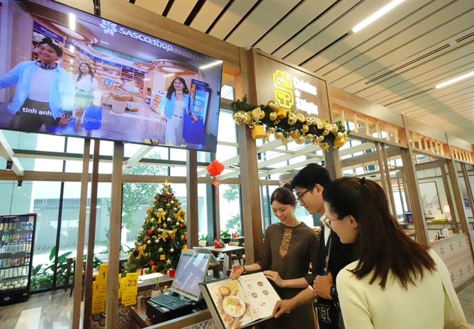 Du khách check-in và nạp năng lượng trước giờ khởi hành