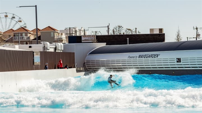 Mike Goldys đang lướt sóng tại Atlantic Park Surf ở Virginia Beach, Hoa Kỳ