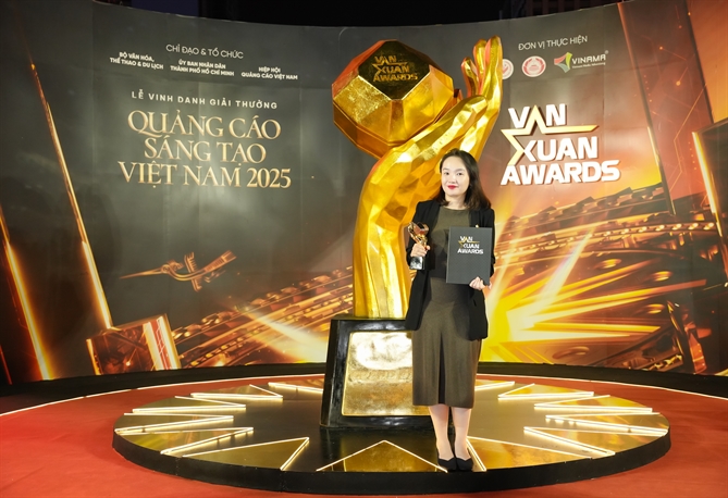 Đại diện thương hiệu PNJ nhận chứng nhận giải thưởng cho hạng mục “Thương hiệu Sáng tạo”. Ảnh: Yến Linh.