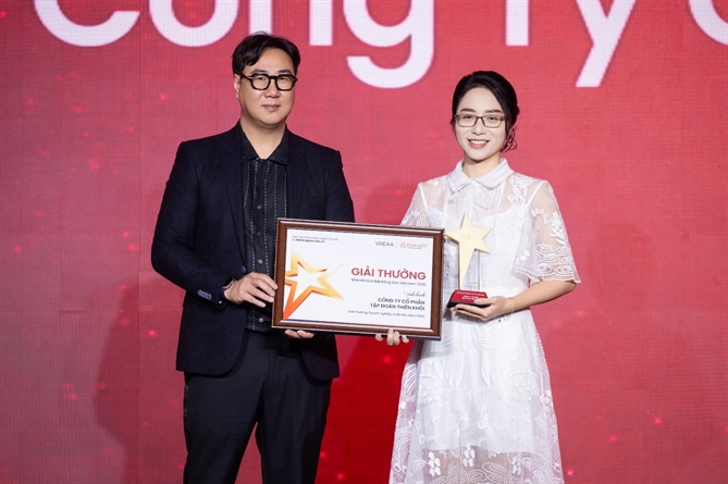 Đại diện Công ty Cổ phần Tập đoàn Thiên Khôi nhận giải Doanh nghiệp xuất sắc năm 2025