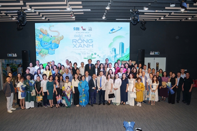 Ra mắt sách “Giấc Mơ Hóa Rồng Xanh - Thương hiệu Việt Nam 2045” Bà Trần Tuệ Tri và các khách mời, cộng sự, đối tác tại Lễ ra mắt sách