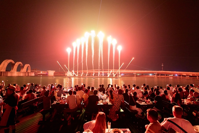 Những show diễn nghệ thuật đẳng cấp thường xuyên được tổ chức tại Thị trấn Hoàng Hôn. Ảnh: Ánh Dương.