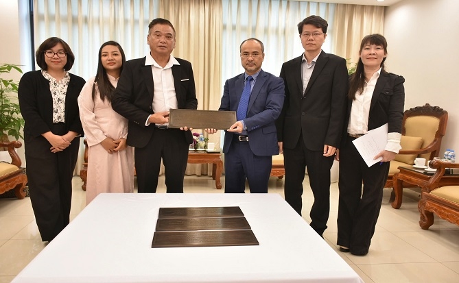 Đánh giá cao vai trò và những nỗ lực của Hội Ái hữu Việt Nam – Vanuatu trong việc gắn kết cộng đồng Đại sứ Nguyễn Trung Kiên trao Biển đồng cho ông Đỗ Văn Dự