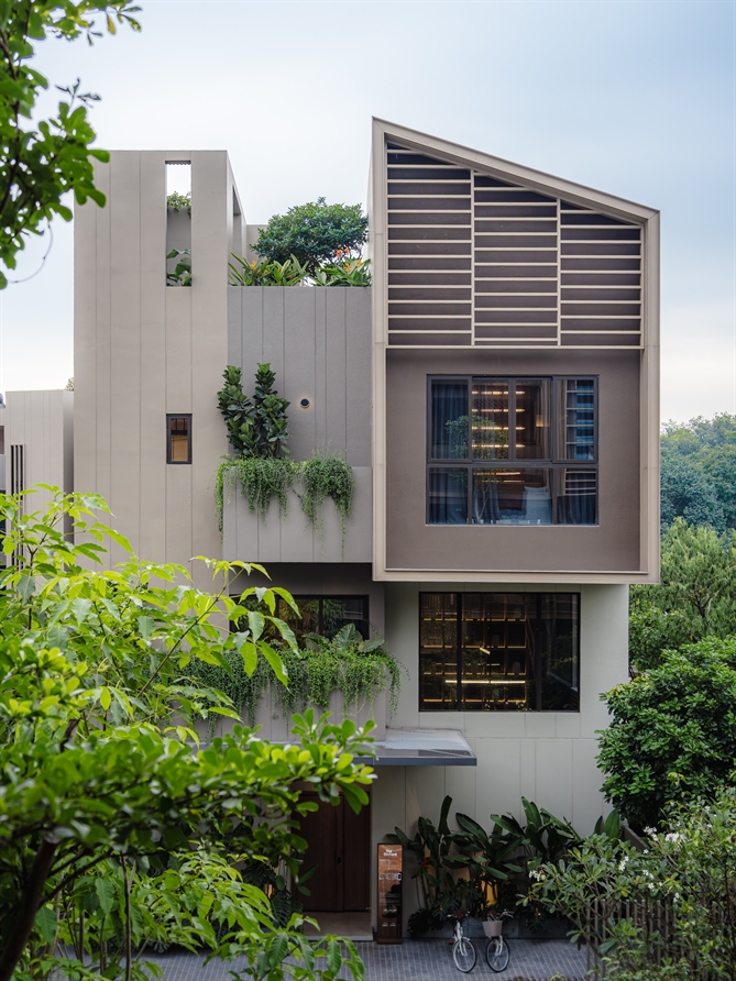 Trái ngọt từ sự bứt phá Chốn nghỉ dưỡng riêng tư giữa hàng cây xanh phủ đầy, nơi những khu vườn nhỏ và lối đi bộ len lỏi tạo nên hành trình khám phá đầy thú vị