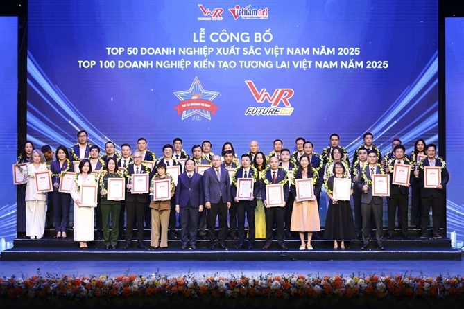 LPBank ghi dấu ấn trong 50 doanh nghiệp xuất sắc Việt Nam 2025 Giải thưởng là sự công nhận cho năng lực thích ứng linh hoạt và chiến lược quản trị rủi ro của LPBank