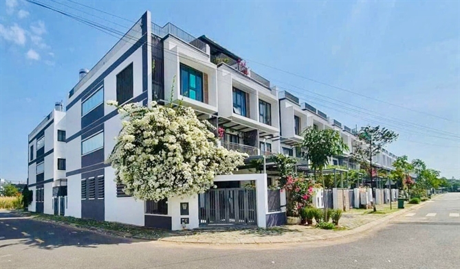 Mức giá cao là dễ hiểu đối với dòng sản phẩm biệt thự, vừa cao cấp vừa khan hiếm lại thuộc các dự án quy mô lớn, bám trục hạ tầng trọng điểm