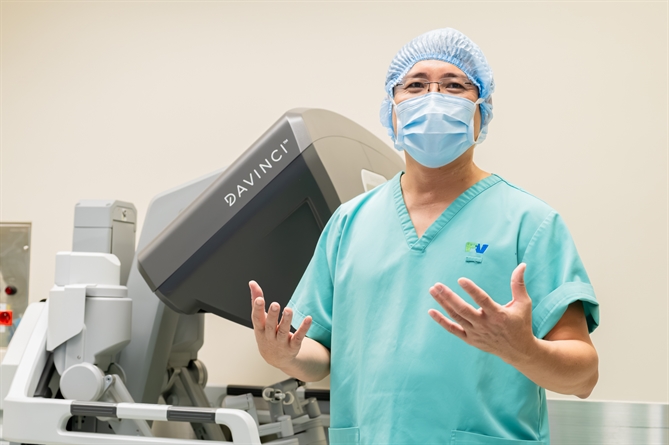 TS.BS.CKII. Đặng Đình Minh Thanh trao đổi và khích lệ ê-kíp trước ca mổ đầu tiên bằng Robot Da Vinci Xi tại Bệnh viện FV (Ảnh: FV)
