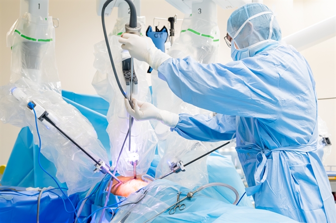 Bác sĩ phụ mổ đưa cánh tay phẫu thuật của Robot Da Vinci Xi vào vị trí được xác định (Ảnh:FV)