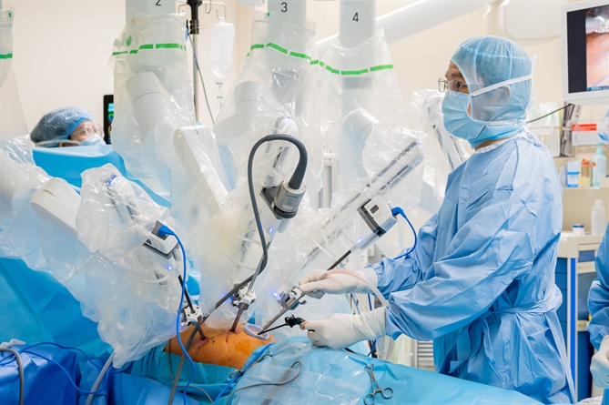 Robot Da Vinci Xi thao tác thông qua các vết rạch nhỏ chỉ khoảng 8mm, giúp giảm tổn thương tối đa cho bệnh nhân (Ảnh:FV)