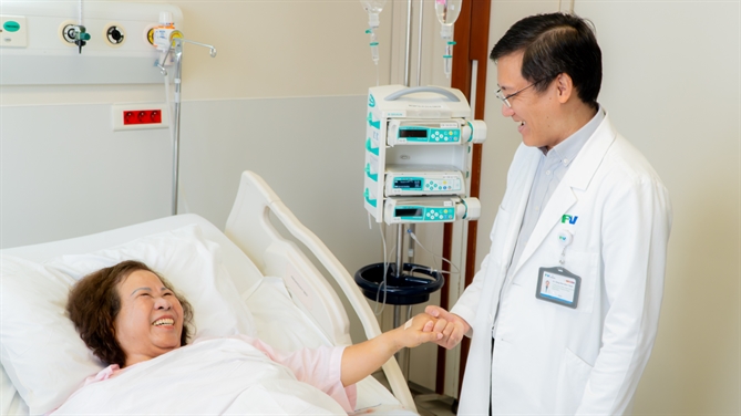 TS.BS.CKII. Đặng Đình Minh Thanh thăm hỏi bệnh nhân sau 24 giờ phẫu thuật. (Ảnh:FV)