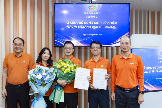 Ông Giang (ở giữa bên trái) và ông Cường (ở giữa, bên phải) tại buổi nhận quyết định bổ nhiệm.