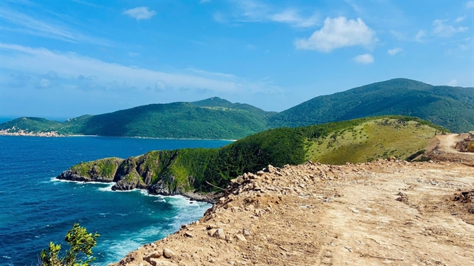 Vinpearl khởi công sân golf đẳng cấp 6 sao trên đảo Hòn Tre Tầm nhìn từ hố 15 – một trong những hố đặc trưng với địa hình Top Cliff, được tạo hình trên các vách đá cheo leo cùng hướng nhìn ngoạn mục ra vịnh biển Nha Trang