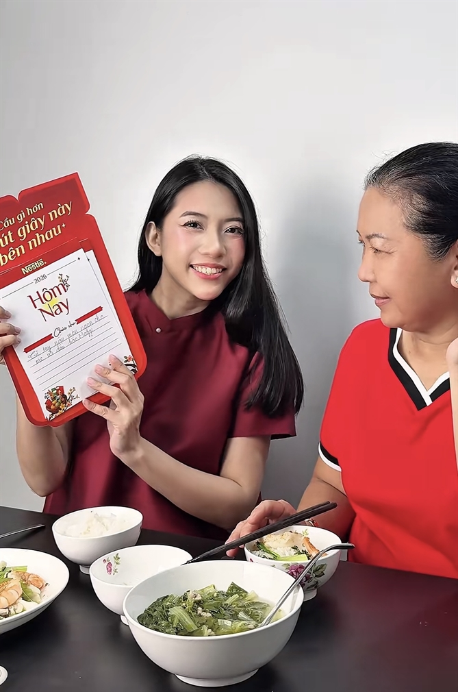 Nhiều người dùng mạng xã hội chia sẻ góc nhìn mới về Tết qua “Lịch Tết Hôm Nay”. Nguồn: Tài khoản TikTok dzunlatuine và trangg.mackey