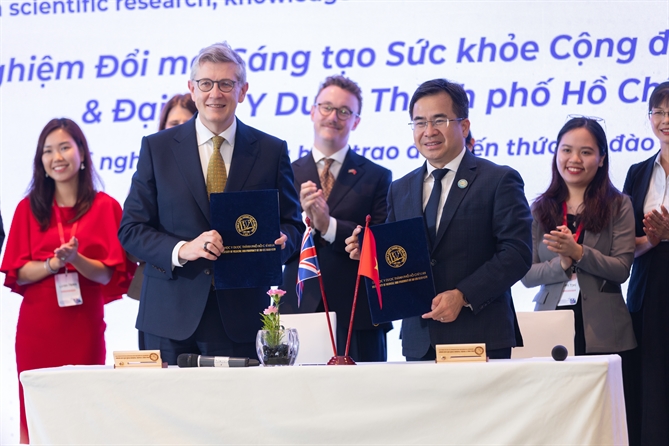 Việt Nam và Vương quốc Anh thúc đẩy hợp tác chuyển đổi số và hiện đại hoá hệ thống y tế Phòng Thí nghiệm Đổi mới Sáng tạo Sức khỏe Cộng đồng của Đại học Liverpool và Đại học Y Dược TP.HCM ký kết Biên bản ghi nhớ (MOU).
