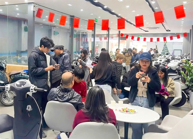 Đông đảo khách hàng hài lòng khi đến với showroom của anh Bùi Đức Phú