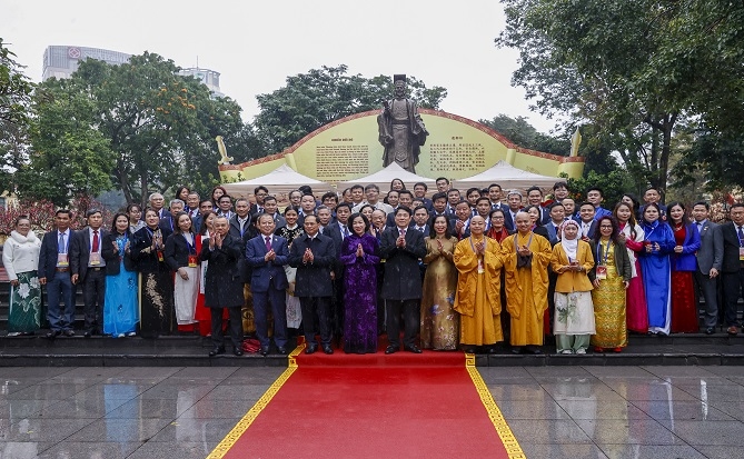 Chủ tịch nước Lương Cường và phu nhận ảnh lưu niệm với các đại biểu