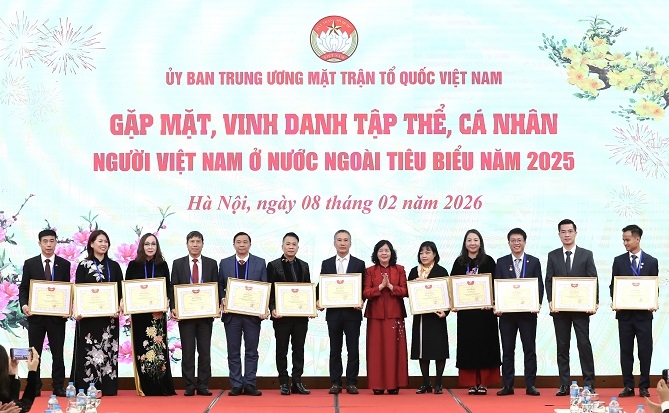 Lãnh đạo Mặt trận Tổ quốc đã khen thưởng nhiều kiều bào tiêu biểu, xuất sắc trong cộng đồng người Việt Nam trên toàn thế giới
