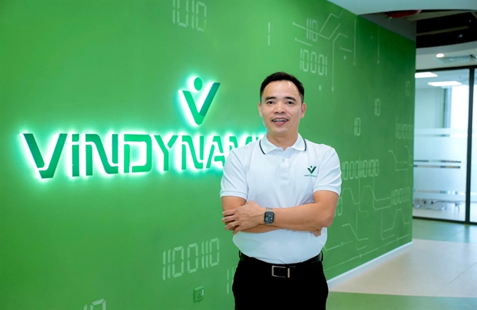 Giáo sư Mỹ và chuyên gia công nghệ hội tụ tại VinDynamics: Giấc mơ robot cho mọi người Chủ tịch VinDynamics - ông La Mạnh Hùng - Giáo sư Robotics kiêm Giám đốc Phòng thí nghiệm Robot và Tự động hóa Tiên tiến tại Đại học Nevada, Reno (Hoa Kỳ).