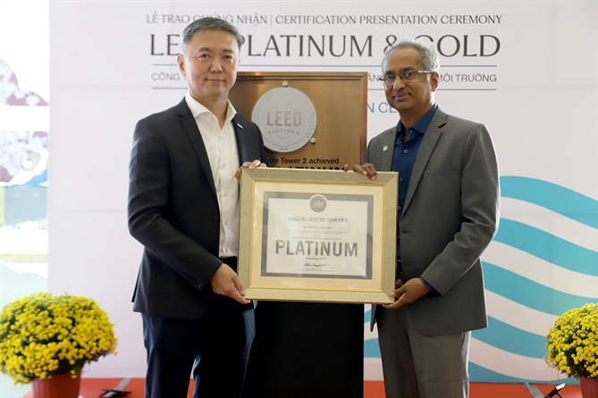 Ông Gopalakrishnan (phải) trao chứng nhận LEED Platinum cho khối văn phòng và căn hộ dịch vụ của Saigon Centre cho Ông Lim Kay Siong.