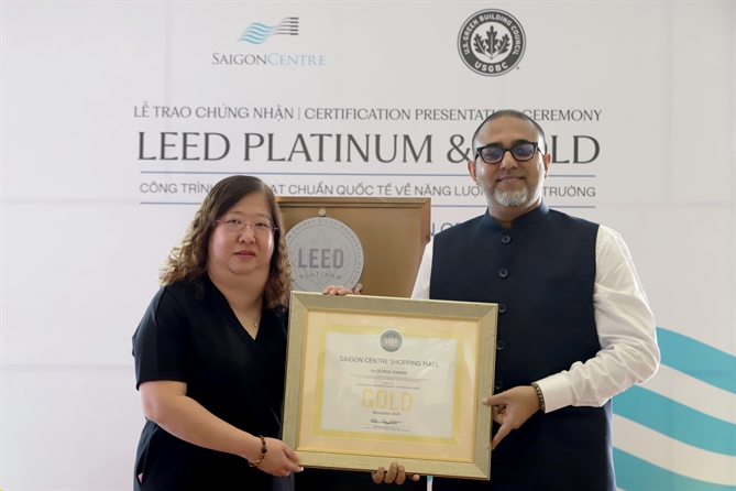 Ông Santanu Duttagupta (phải), trao chứng nhận LEED Gold cho khối Trung Tâm Thương Mại của Saigon Centre cho Bà Sharon Ong.