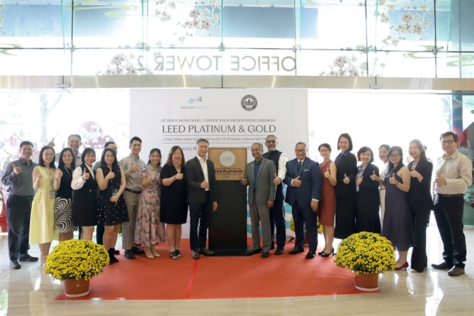 Đại diện Keppel, khối văn phòng và trung tâm thương mại Saigon Centre, dự án căn hộ dịch vụ Sedona Suites, đối tác GreenViet và Hội đồng Công trình Xanh Hoa Kỳ chụp ảnh lưu niệm sau chương trình.