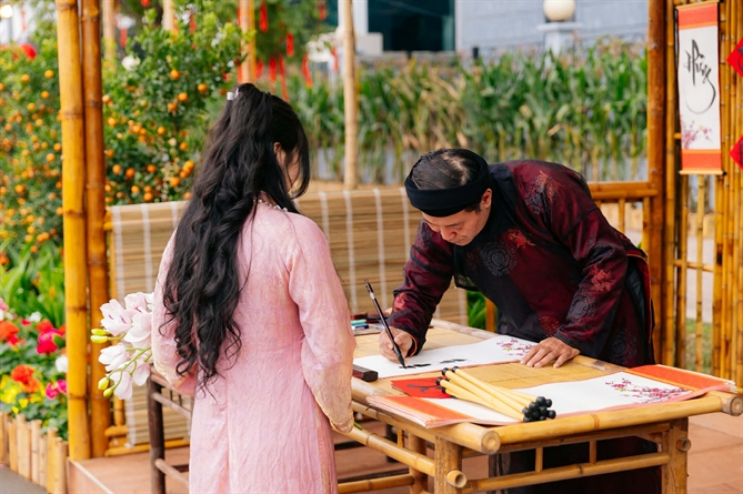 Khách tham quan xin chữ ông đồ tại Home Hanoi Xuan 2026.