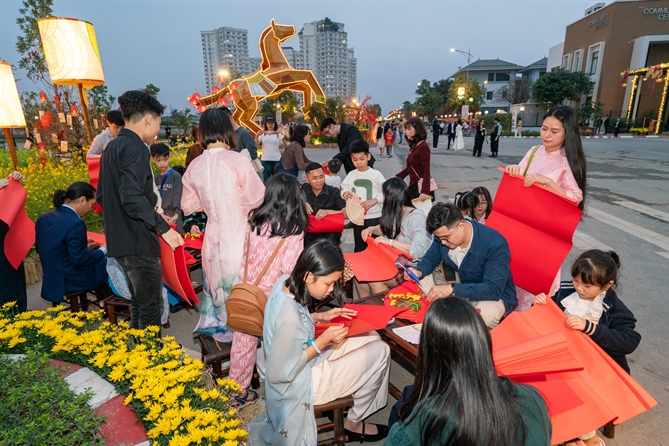 Toàn cảnh khu vực diễn ra workshop làm quạt giấy và làm tranh thuộc khu trưng bày của Keppel.