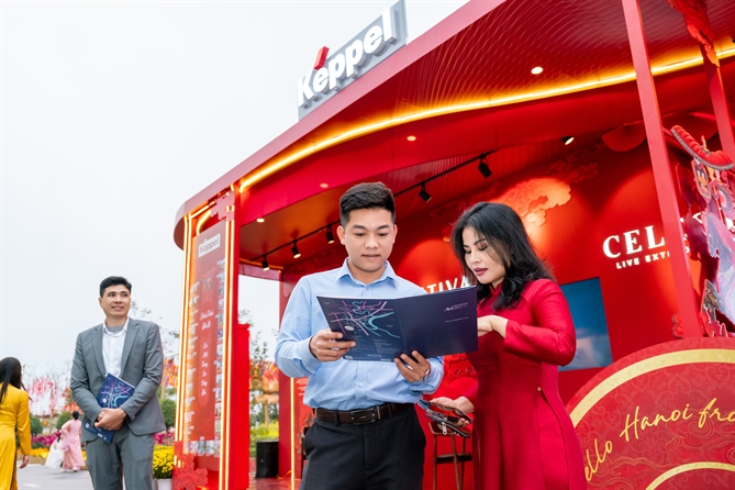 Khách tham quan tìm hiểu về Celesta Avenue, nhà phố hai mặt tiền phiên bản giới hạn tọa lạc tại TP. Hồ Chí Minh do Keppel và Phú Long hợp tác phát triển.