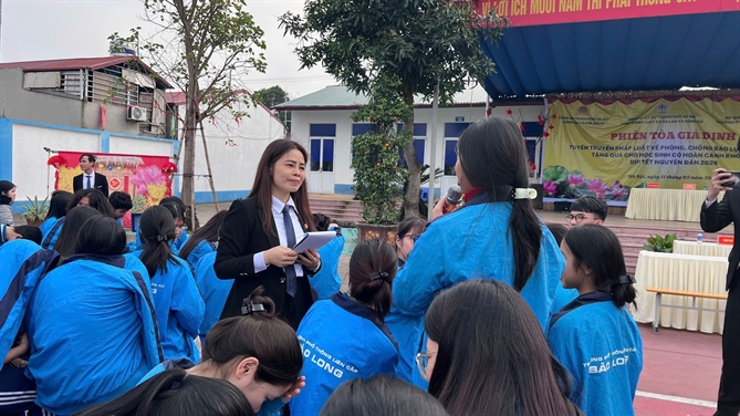 Luật sư Lưu Thị Ngọc Lan giao lưu cùng các em học sinh