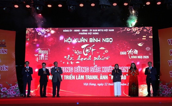 Các đại biểu cùng ấn nút khai mạc chương trình