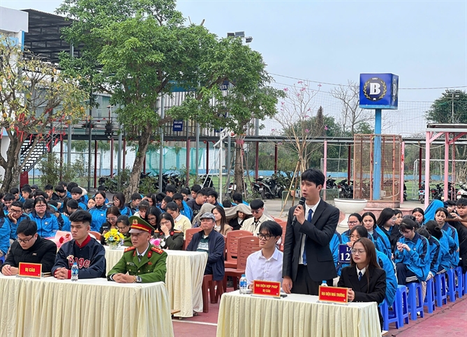 Phiên tòa giả định với sự tham gia của các đồng chí Công an xã Phù Đổng trong vai diễn cảnh sát hỗ trợ tư pháp