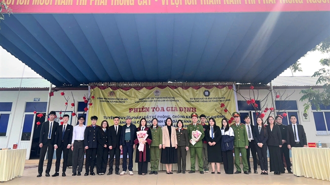 Sự hiện diện của các thành viên Tổ diễn án, đại diện Công an xã Phù Đổng, đại diện nhà trường trong chương trình tuyên truyền pháp luật