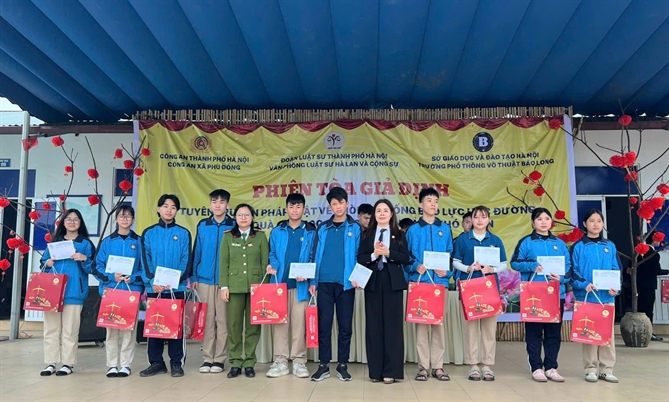 Những món quà ý nghĩa được trao tặng cho học sinh có hoàn cảnh khó khan dịp Tết Nguyên đán 2026