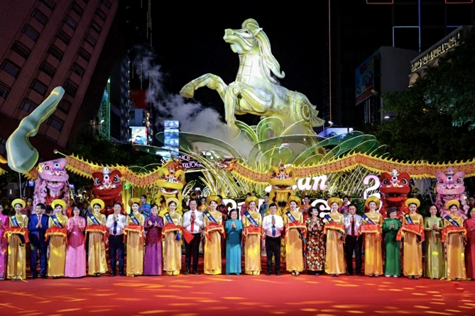 Trải nghiệm ngày và đêm tại Đường hoa 2026 Lễ khai mạc