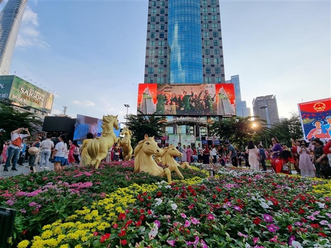 Trải nghiệm ngày và đêm tại Đường hoa 2026 Tạo hình ngựa với nhiều chủ đề và vật liệu khác nhau.