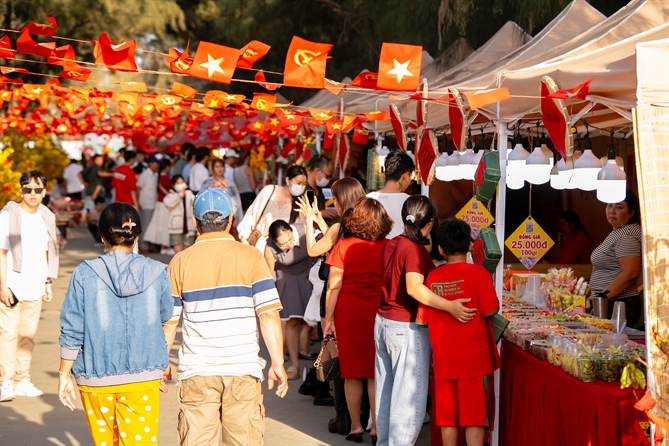 Mỗi ngày, lễ hội xuân Cần Giờ đón hàng nghìn lượt khách trong nước và quốc tế