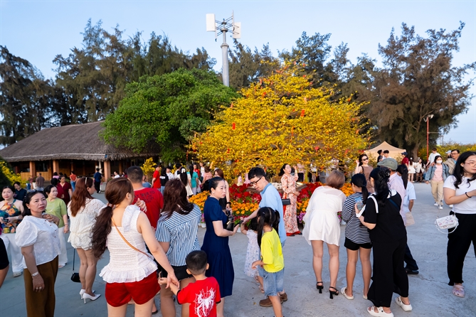 Lượng khách đông và duy trì ổn định trước – sau Tết cho thấy rõ tiềm năng thương mại và du lịch của siêu đô thị