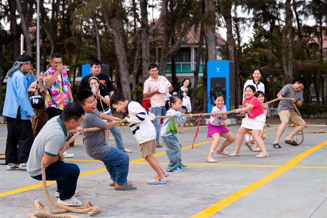 Các trò chơi dân gian, xin chữ ông đồ, gieo quẻ đầu năm thu hút nhiều du khách